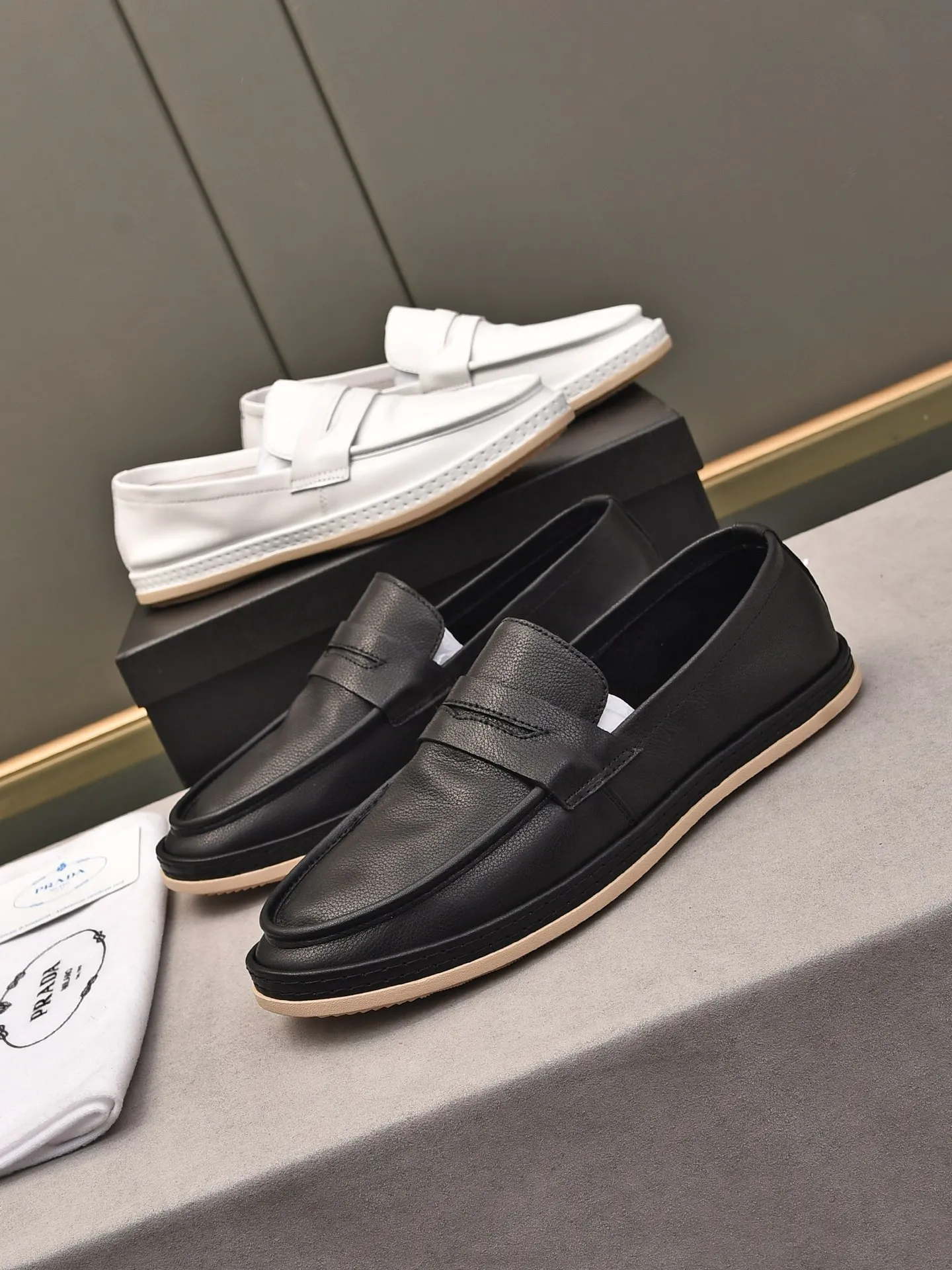 👟👟👟Men's Shoes💰P420 🆕🔥New Updates🔥👟PRADA (Prada) new products are released, imported soft cowhide, fashionable to allow air to penetrate the entire shoe, and the awesome shoes [strong] bring an extremely comfortable and breathable feeling! Beautiful inside and out! Exquisite workmanship, top-grade cowhide material, 😌Number: 38~44, black and white color options.